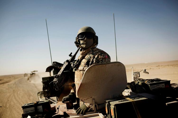 skifte. Den brede politiske enighed om milliardbesparelser i forsvaret vil gøre det svært i fremtiden at sende en bataljon på omkring 700 soldater af sted i flere år, som det er sket i Afghanistan. 