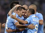 Jubel. Napoli's Christian Maggio (tv) jubler sammen med Giuseppe Mascara og andre medspillere. 