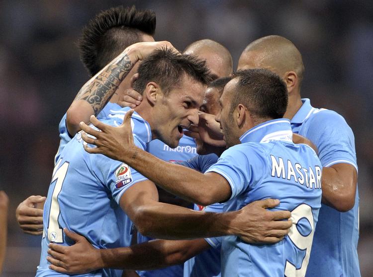Jubel. Napoli's Christian Maggio (tv) jubler sammen med Giuseppe Mascara og andre medspillere. 