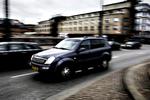 Benzinsluger. Den nye regering vil gøre det billigere at køre energivenligt, så køretøjer som denne SsangYong bliver sjældnere i bybilledet.  Arkivfoto: Jonas Pryner Andersen 