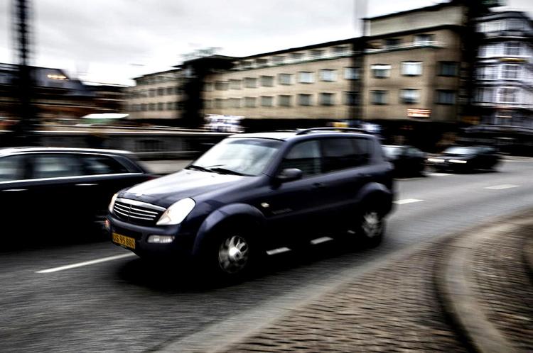 Benzinsluger. Den nye regering vil gøre det billigere at køre energivenligt, så køretøjer som denne SsangYong bliver sjældnere i bybilledet.  Arkivfoto: Jonas Pryner Andersen 
