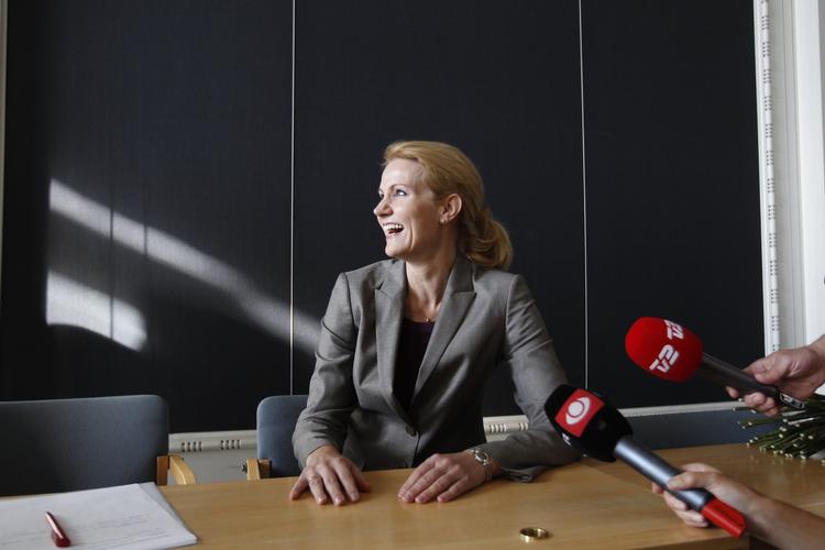 heltinde. Danmarks kommende statsminister bliver efter endt regeringsgrundlagsforhandling varmt modtaget af sin folketingsgruppe på Christiansborg. 