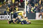 jubelbunke. Målscorer Dennis Rommedahl er havnet nederst efter sin scoring til 1-0. 