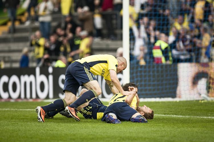 jubelbunke. Målscorer Dennis Rommedahl er havnet nederst efter sin scoring til 1-0. 