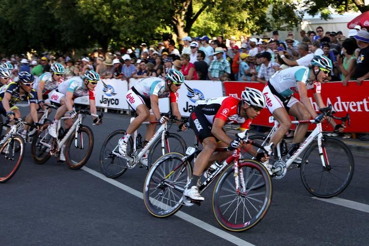 dobbeltsejr. Både etapen og den samlede sejr snuppede Robbie McEwen, der her kører hjemmebane i Tour Down Under. 
