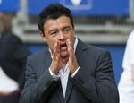 afløseren. Uden licens kan Rodolfo Cardoso ikke fortsætte som træner i Bundesligaen, så nederlaget til Schalke blev sikkert hans sidste kamp som chefen på HSV's bænk. 