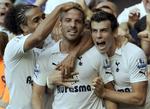 1-0. Scoringen til 1-0 gav Rafael van der Vaart lykønskninger fra Younes Kaboul (tv.) og Gareth Bale (th.). 