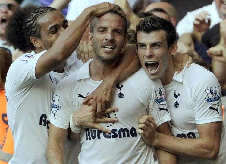 1-0. Scoringen til 1-0 gav Rafael van der Vaart lykønskninger fra Younes Kaboul (tv.) og Gareth Bale (th.). 