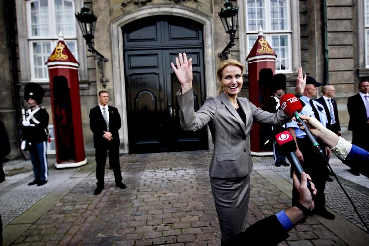 Parat. Søndag var Helle Thorning-Schmidt alene hos dronningen. Mandag tager hun sine 22 ministerkolleger med sig. 