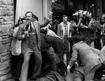 Attentat. 30. marts 1981. Der er vild opstandelse, efter at John Hinckley Junior har skudt og såret USA's daværende præsident, Ronald Reagan. Tre andre blev også såret ved attentatet. 