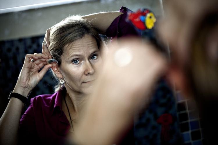 Diskretion. Det er sjældent Tina Brødholt sætter håret op. Det lange hår gør nemlig hendes høreapparat mindre synligt. 