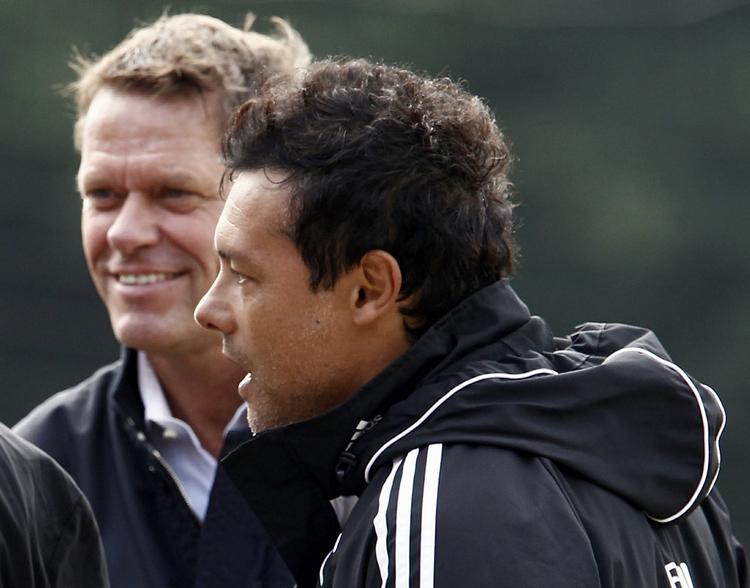 reserven. Efter to kamp med Rodolfo Cardoso (th). på bænken skal Frank Arnesen nu finde en ny HSV-træner. 