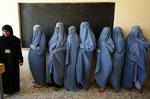 Valgret. Kvinder har fået lov til at stemme i Afghanistan, efter at Taleban blev væltet i 2003. Billedet er fra et stemmelokale i Herat i forbindelse med præsidentvalget i 2009. 