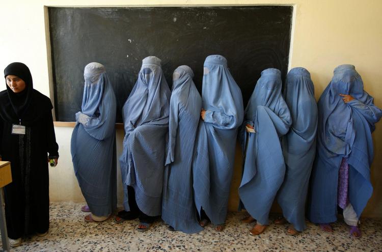 Valgret. Kvinder har fået lov til at stemme i Afghanistan, efter at Taleban blev væltet i 2003. Billedet er fra et stemmelokale i Herat i forbindelse med præsidentvalget i 2009. 