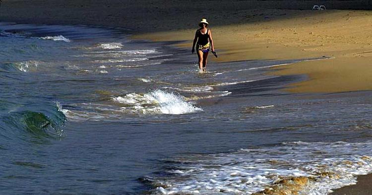 DRUKNEULYKKER. I 2010 druknede 11 mennesker på Phukets strande, mens 1.273  blev reddet. Billedet her er fra Karon Beach. 