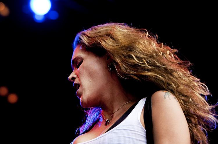 Rå. Beth Hart indgår på sit nye album i et meget vellykket samarbejde med guitaristen Joe Bonamassa. 