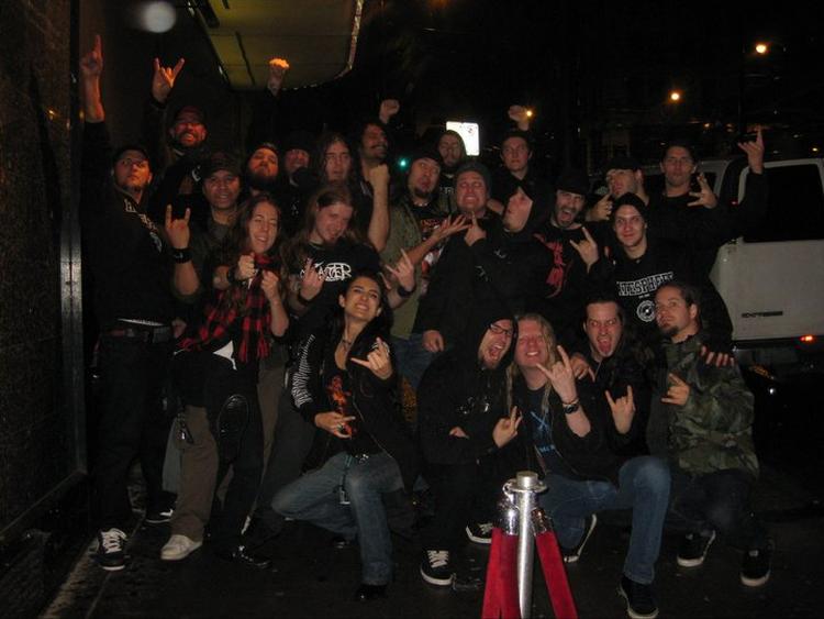 Vancouver. Hele holdet samlet foran The Rickshaw Theatre i regnvåde Vancouver, hvor Hatesphere afsluttede USA-touren. 