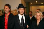 EFTERLYST. Al-Saadi Gaddafi (med hat) kræves anholdt af Interpol. Hans bror, Mutassim Gaddafi (t.v.) er ligesom resten af Gaddafifamilien forsvundet efter oprørernes indtog i Tripoli. Her er de to fotograferet under filmfestivalen i Cannes i 2005. 