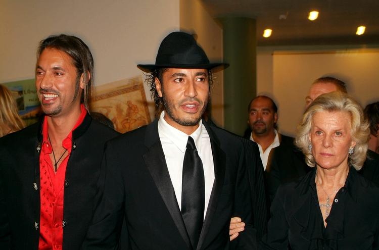 EFTERLYST. Al-Saadi Gaddafi (med hat) kræves anholdt af Interpol. Hans bror, Mutassim Gaddafi (t.v.) er ligesom resten af Gaddafifamilien forsvundet efter oprørernes indtog i Tripoli. Her er de to fotograferet under filmfestivalen i Cannes i 2005. 