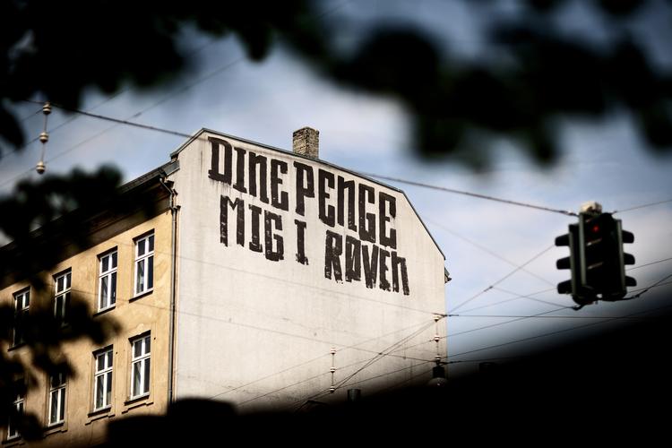 Streg. Nørrebrogade er under forandring. Her en graffiti på en husgavl i gaden. 