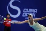 videre. Caroline Wozniacki måtte strække sig vidt for at komme forbi Lucie Hradecka i Beijing. 