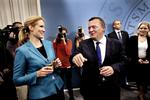 Hygge. Der var en hjertelig tone i Statsministeriet, da Lars Løkke Rasmussen trådte tilbage og Helle Thorning-Schmidt trådte til. 