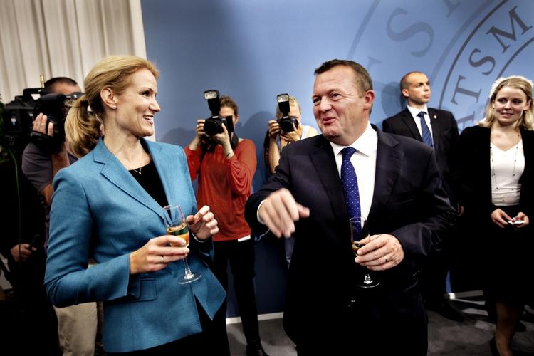 Hygge. Der var en hjertelig tone i Statsministeriet, da Lars Løkke Rasmussen trådte tilbage og Helle Thorning-Schmidt trådte til. 