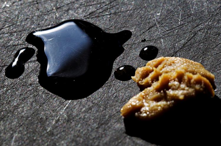 Unormalt. Normalt er miso fremstillet af japanske soyabønner og ris. Her i Danmark eksperimenteres der med at fremstille nordisk miso, lavet af gule ærter. 