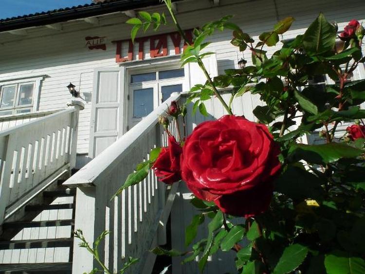 UTØYA. Receptionen ved færgelejet på øen, hvor Anders Behring Breivik myrdede deltagere i en sommerlejr for Arbejderpartiets ungdomsorganisation. 
