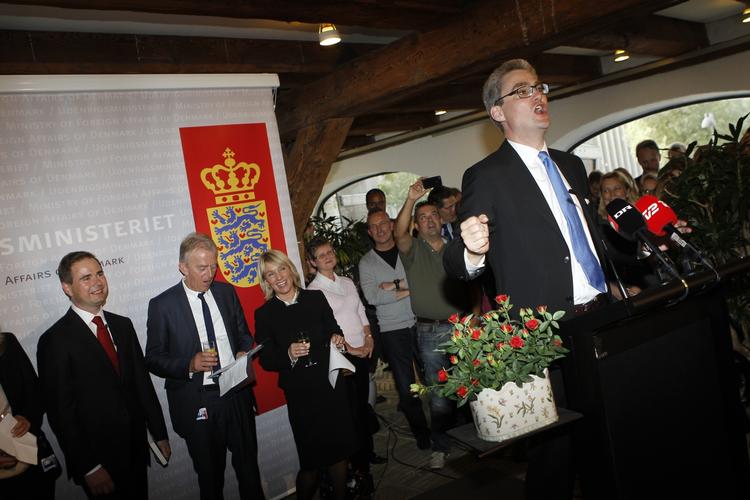 SKIFTEDAG. Søren Pind (V) fik Udenrigsministeriets medarbejdere med på sangen »Well meet again«, da fire nye ministre i dag overtog butikken. 