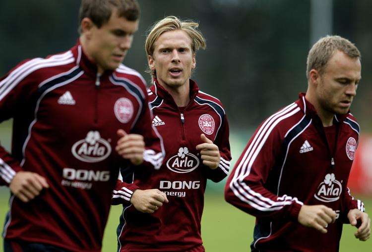 Træning. Christian Poulsen mellem Andreas Bjelland og Lars Jacobsen, mandag eftermiddag i Helsingør, under fodboldslandsholdets første træning før de to vigtige EM-kvalifikationskampe mod Cypern og Portugal. 