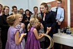 Overdragelse. I Beskæftigelsesministeriet, som Mette Frederiksen (S) overtager, var der plads til både børn og den lasso, hun fik at Inger Støjberg (V) til at få »styr på flokken« med. 