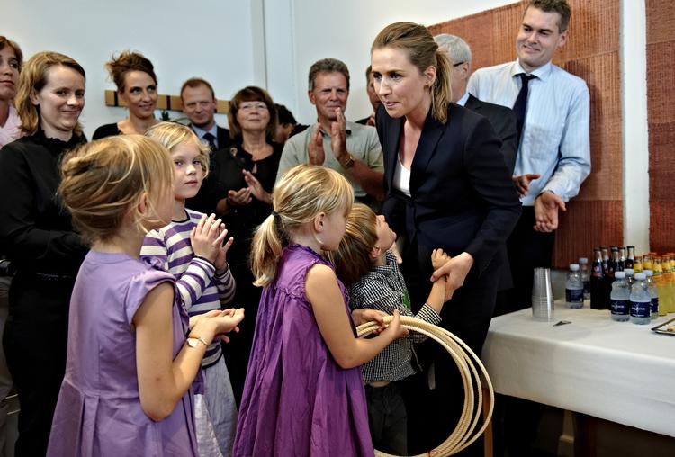 Overdragelse. I Beskæftigelsesministeriet, som Mette Frederiksen (S) overtager, var der plads til både børn og den lasso, hun fik at Inger Støjberg (V) til at få »styr på flokken« med. 