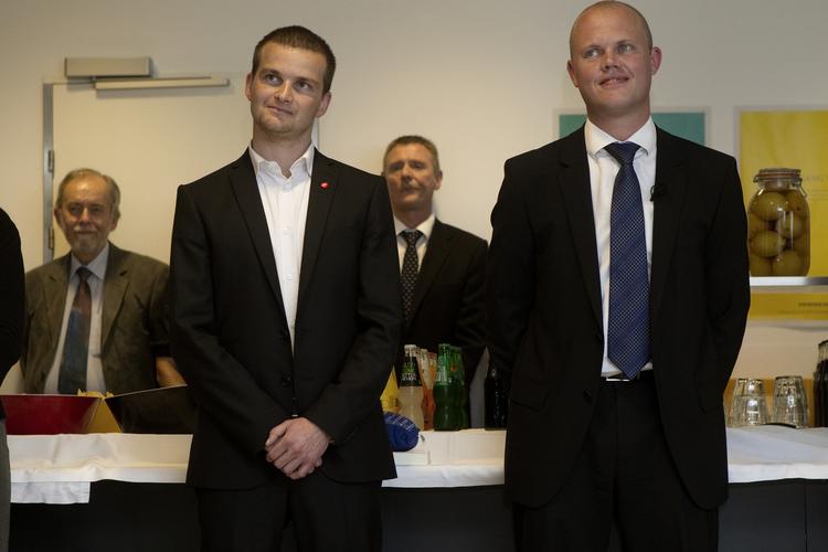 Overdragelsesforretning.  Skatteministeriet i går. Thor Möger Pedersen og den afgåede skatteminister Peter Christensen lytter til, at departementschefen holder tale for dem. 