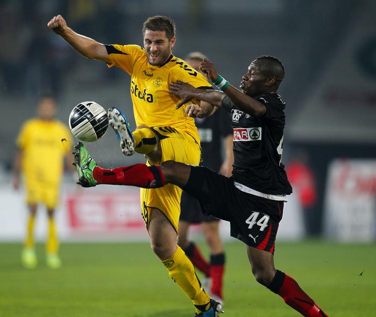 Duel. AC Horsens Martin Retov og FC Midtjyllands Sylvester Igboun i superligakampen på MCH Arena i Herning. 