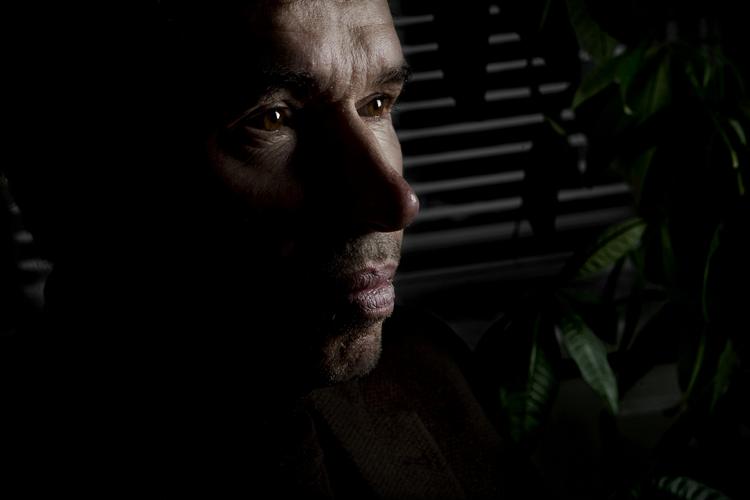 Essayist. »Sådan kom de snigende, husets nye ejere, ikke stolt ind op ad fortrappen, men med hætter for ansigtet, som om de nødigt ville genkendes«, skrev forfatteren Carsten Jensen om Helle Thorning-Schmidt og Villy Søvndal dagen derpå efter folketingsvalget 15. september. 