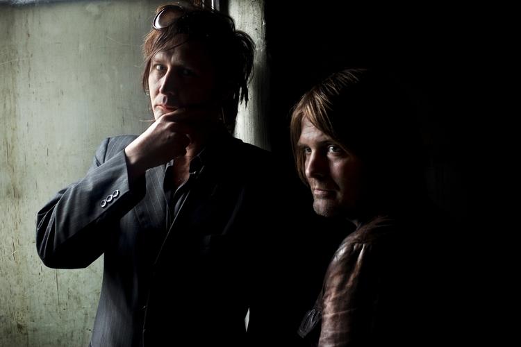 Makkerpar. Håkan Sundquist er punkmusiker og billedhugger. Jerker Eriksson er bibliotekar. Og næsten døv. Tilsammen er de en af Sveriges mest succesfulde forfatterduoer for tiden. 