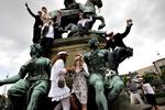 Ungdomsuddannelse. Rytterstatuen på Kgs. Nytorv i København har omfavnet mange studenter i årenes løb. En ungekommission skal sørge for endnu flere af den slags begivenheder i de kommende år, foreslår debattør. 
