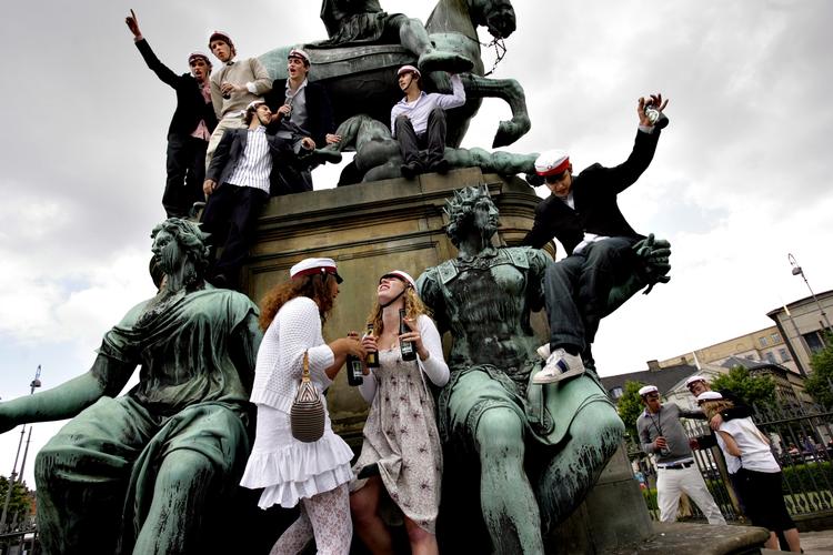 Ungdomsuddannelse. Rytterstatuen på Kgs. Nytorv i København har omfavnet mange studenter i årenes løb. En ungekommission skal sørge for endnu flere af den slags begivenheder i de kommende år, foreslår debattør. 