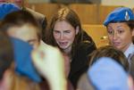 frikendt. 24-årige Amanda KNox brød sammen, da hun i aftes blev frikendt for mordet på sin bofælle Meredith Kercher. 