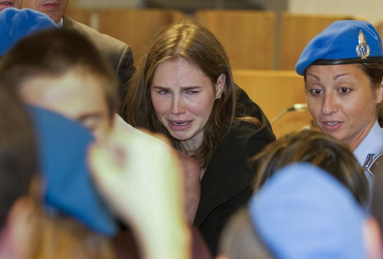 frikendt. 24-årige Amanda KNox brød sammen, da hun i aftes blev frikendt for mordet på sin bofælle Meredith Kercher. 