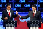 Udfordrere. Mitt Romney (tv.) går nu til angreb på sin partifælle Rick Perry, som også ønsker at blive republikanernes præsidentkandidat, som skal forsøge at vippe Barack Obama af præsidentpinden ved valget næste år. 