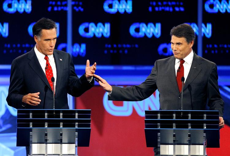 Udfordrere. Mitt Romney (tv.) går nu til angreb på sin partifælle Rick Perry, som også ønsker at blive republikanernes præsidentkandidat, som skal forsøge at vippe Barack Obama af præsidentpinden ved valget næste år. 