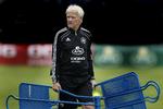 Topchef. Morten Olsen befinder sig øverst i DBU trænerhierarki. Længere nede i systemet er der en lang række ungdomstrænere, der arbejder med U16, U17, U18, U19, U20 og U21-landsholdene. 