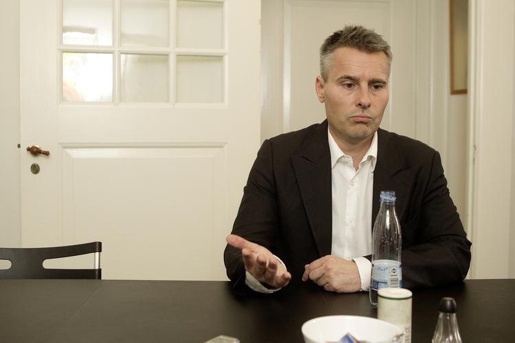 Karrierestop. Henrik Sass Larsen på sit kontor i sidste uge, hvor han fortalte pressen, at hans ministerdrøm var kuldsejlet, efter at han ikke kunne blive sikkerhedsgodkendt. 