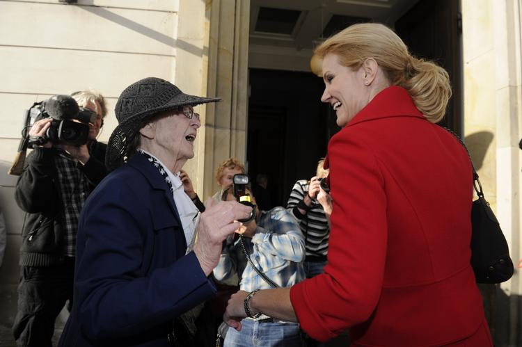 Statsminister Helle Thorning Schmidt (S) hilser på en af de mange fremmødte ved Christiansborg Slotskirke. Foto: KHAN TARIQ MIKKEL 