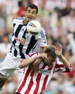 Duel. Sunderland's Nicklas Bendtner (th) og  West Bromwich Albion's Paul Scharner. 