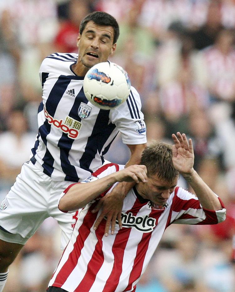 Duel. Sunderland's Nicklas Bendtner (th) og  West Bromwich Albion's Paul Scharner. 