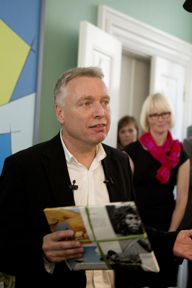 Ingen penge. Den konservative Per Stig Møller overlod Kultur- ministeriet til sin radikale efterfølger i går kl. 15. Og Uffe Elbæk sagde til forsamlingen med et grin: »Bare for at slå det fast: Der er ingen penge«. Hvilket er sandt, hvis man sammenligner  med hans eget kultur-program fra valgkampen. 