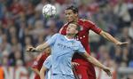 Både spillere fra Bayern München og Manchester City nyder godt af de mange tv-penge, der er i henholdsvis Premier League og Bundesligaen. Der er Daniel van Buyten (bagerst) i nærkamp med City-spilleren Edin Dzeko i et opgør i den paneuropæiske Champions League-turnering. 